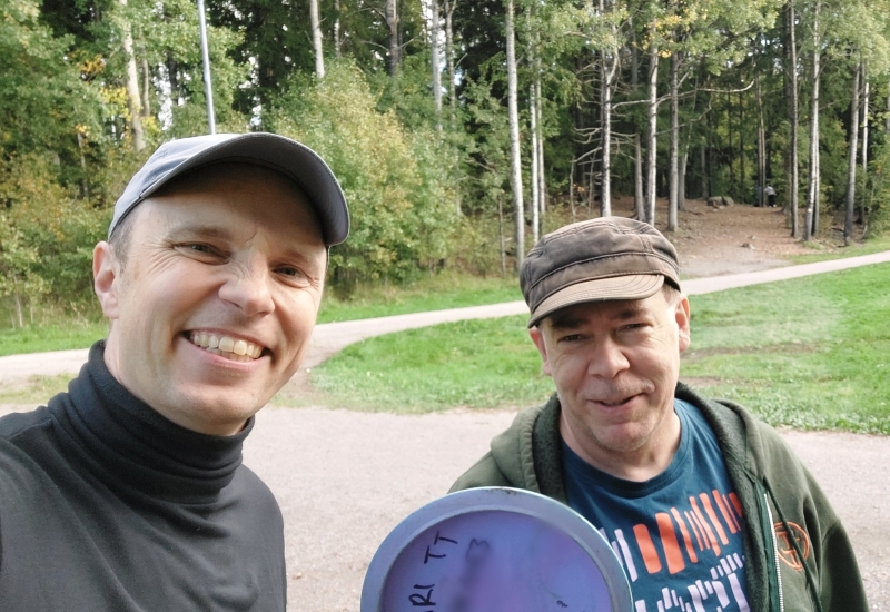 Kirjan kirjoittajat Henri Elo ja Jari Saarhelo frisbeegolfaamassa Espoossa syksyllä 2023.