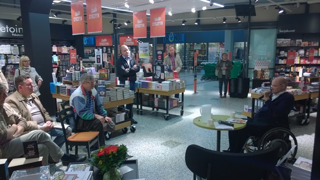 Kirjanjulkistus, Järvenpään Suomalainen 19.9.2015 - äänessä kokenut sijoittaja, yksi kirjan haastateltavista Kari Tiainen.
