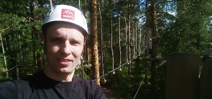 Henri KivaaTekemistä.fi -työssään Seikkailupuisto Huipussa Espoossa. Kuva: KivaaTekemistä.fi Henri KivaaTekemistä.fi -työssään Seikkailupuisto Huipussa Espoossa. Kuva: KivaaTekemistä.fi