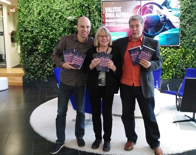 Tämän tiimin (oikealta Jari, Liisa, Henri) lisäksi kirjan sisältöön ja editointiin antoivat tärkeän panoksensa Taru Tarvainen (taittaja) ja Juha Kalliolahti (kannen suunnittelu). Tämän tiimin (oikealta Jari, Liisa, Henri) lisäksi kirjan sisältöön ja editointiin antoivat tärkeän panoksensa Taru Tarvainen (taittaja) ja Juha Kalliolahti (kannen suunnittelu).